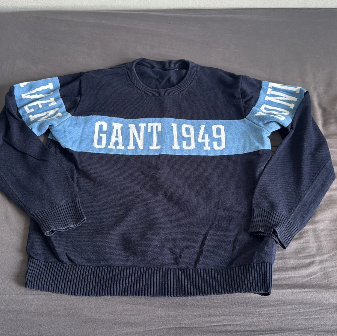 Mörkblå stickad GANT tröja 16 år