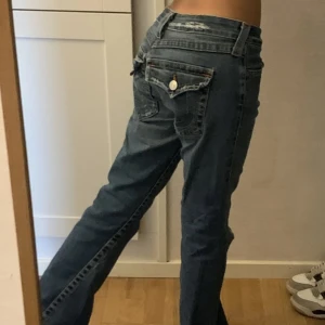 True religion  - Jag säljer ett par jätte feta True religion byxor som jag inte kan använda då dom e för små men är fortfarande i bra skick! Midjemått 38 raktöver innerben ca 83