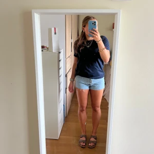 Ljusblå jeansshorts från Pull & Bear - Säljer ett par ljusblå jeansshorts från Pull & Bear med fransiga kanter och klassisk femficksmodell. Shortsen är knappt använda, har normal passform och är midwaist. Perfekt nu till sommaren💗💗hör av er om ni har några frågor🫶🫶