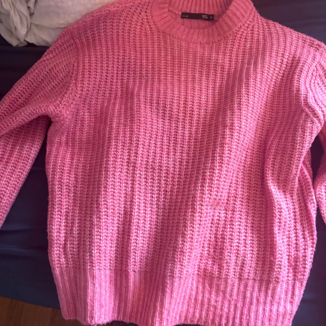 Rosa stickad tröja med grov struktur