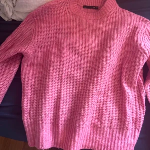 Rosa stickad tröja med grov struktur - En rosa stickat tröja 