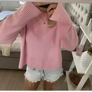 Other stories rosa tröja  - Säljer min fina rosa tröja, perfekt nu till vintern💗🙌💗🙌strl XS men passar S också! Sänker pris vid snabb affär