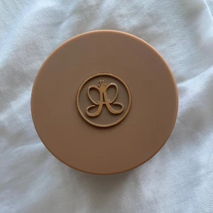 Anastasia Beverly Hills Cream Bronzer - Cream Bronzer i nyansen Golden Tan från Anastasia Beverly Hills. Kommer i en rund, beige plastburk med guldigt logotryck på locket. Krämig formula som ger en solkysst look och är lätt att blenda ut på huden. Knappt använd💞