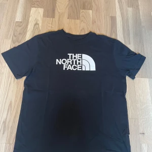 The North Face T-shirt  - En klassisk North Face t-shirt som tyvärr bara är använd 1-2 gånger, den är storlek 14-16 och pris kan diskuteras.