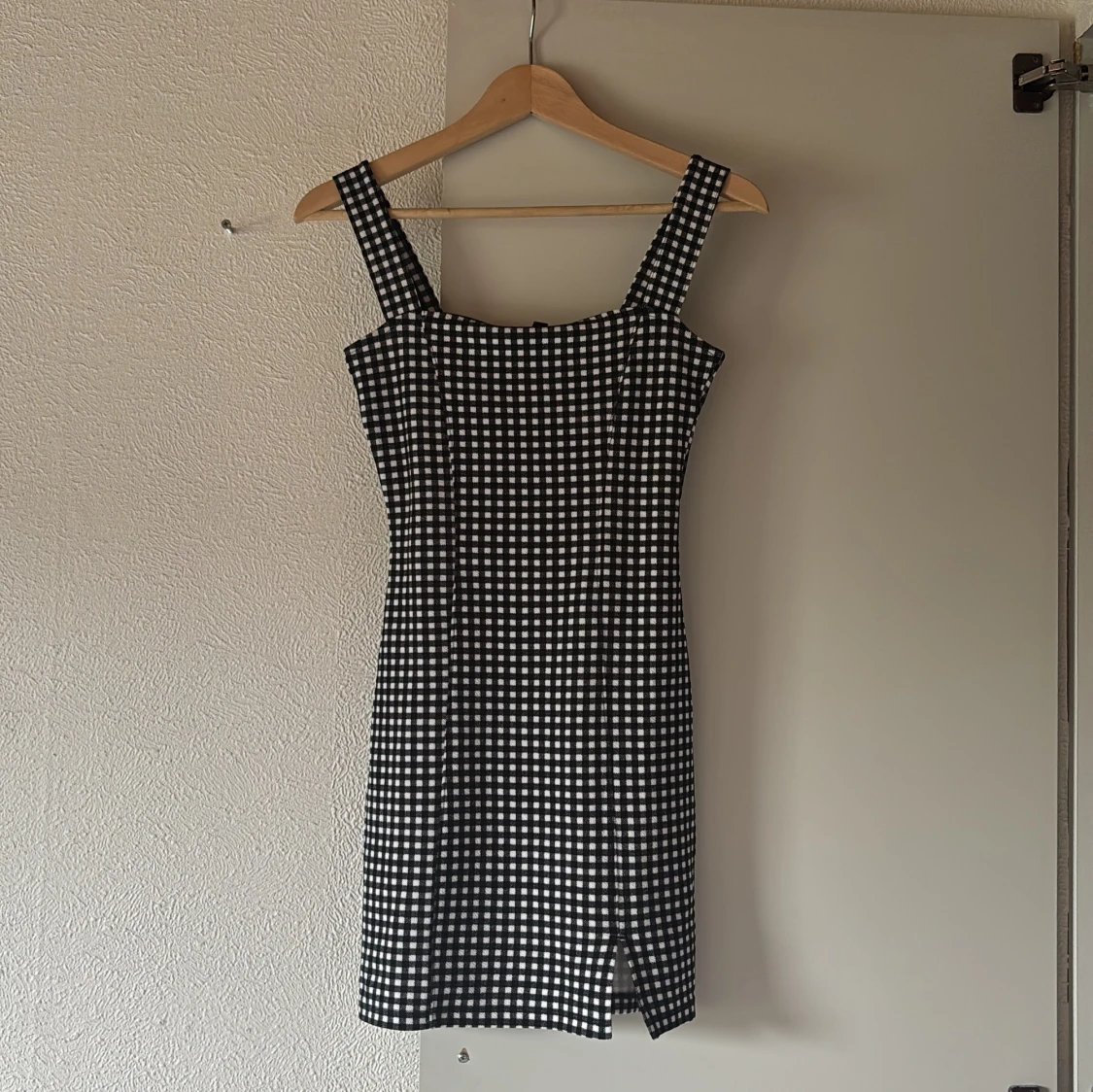 Svartvit rutig kort klänning