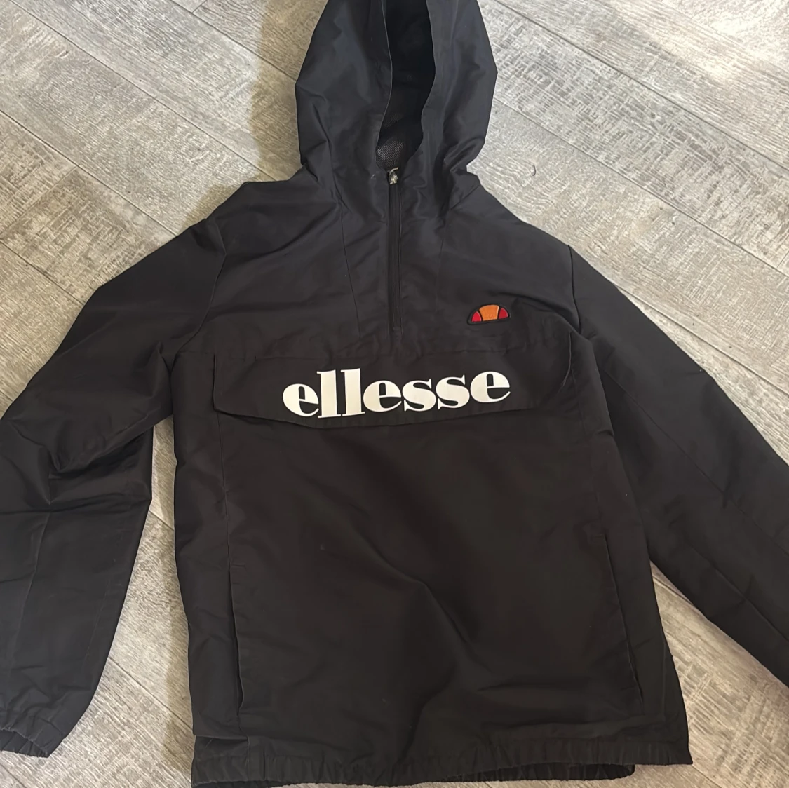 Svart vindjacka från Ellesse med luva