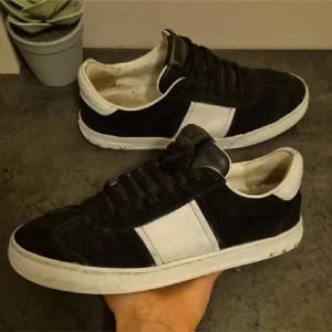 Valentino Garavani svartvita sneakers - Svartvita sneakers från Valentino Garavani, skador i sulan och saknar nitar bak, därav pris. Skicka pm för fler bilder på skador osv
