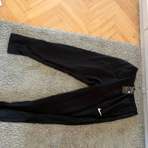 Svarta Nike Miller byxor - Säljer nu dessa sköna Nike miller byxor de sitter som ett par M/L helt nya!