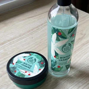 Winter Jasmine parfym & body butter - Säljer ett set med Winter Jasmine från The Body Shop. Innehåller en mjukgörande body butter (50 ml) och en fragrance mist (100 ml). Båda har en fräsch, kryddig doft. Body buttern är aldrig använd, parfymen är knappt använd.