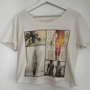 T-shirt - Säljer denna luftiga sommar t-shirt som är lite croppad 