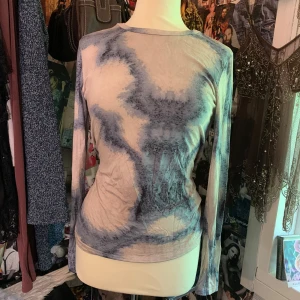 Blåvit långärmad 💙 - Säljer en tunn och figurnära långärmad  från Levete Room i storlek M. Tröjan har ett unikt blåvitt mönster som påminner om tie-dye. Super mjukt och stretchigt material!