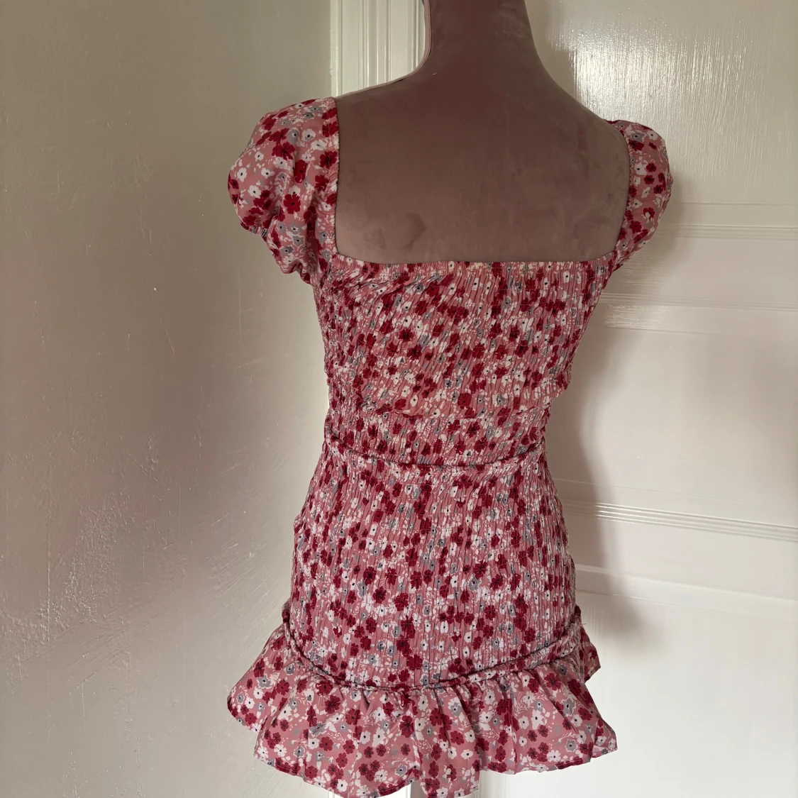 Blommig kortklänning med volang - 1