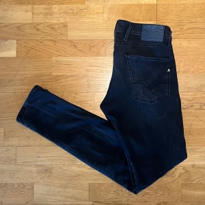 Replay anbass - Säljer nu ett par Replay anbass byxor i färgen mörkgrå/svart. Storleken är 32/34 och de är rätt så välanvända och i lite halvbra skick då färgen börjar blekna lite men därav priset. 