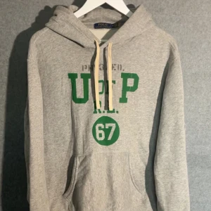 Ralph Lauren hoodie - Vädligt eftertraktad Ralph Lauren tröja | Väldigt snygg passform och design | Passar med allt och förbättrar alla outfits | NYSKICK | Pris ej hugget i sten så komm med bud 🪨⛏️| Kontakta vid mer frågor eller funderingar ✔️