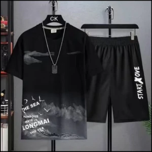 Sommarset herr, T-shirt + shorts – stl M/L – nytt! - Svarta shorts med vit texttryck på ena benet där det står 'START MOVE'. De har elastisk midja och en enkel, loose passform. Perfekta för en avslappnad stil och funkar lika bra till t-shirt som hoodie.