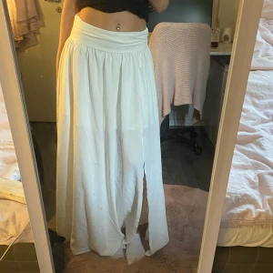 Vit långkjol med slits - Säljer en somrig vit långkjol. Jag är 171cm lång 