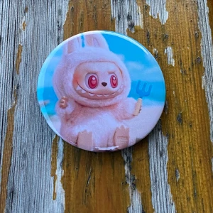 Labubu pins - Pins med Labubu. Ca 6cm.