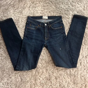 Acne Ace Two jeans - Säljer dessa riktigt snygga Acne jeansen i modellen Ace Two. Jeansen är i storlek 28/32 och har tyvärr en liten defekt på ena benet, annars bra skick. Bara att skriva över frågor och funderingar.