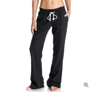 Svarta linnebyxor från Roxy - Svarta linnebyxor från Roxy. Köpta förra sommaren men har tyvärr inte kommit mycket till användning eftersom de är för små för mig. Vill annars även byta till S istället.💕