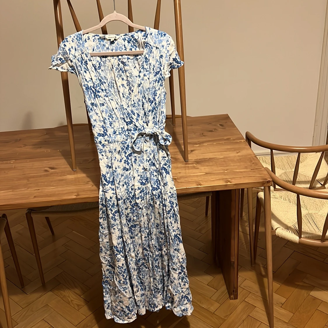 Blommig omlottklänning från Indiska