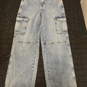 Fina ljusblå jeans från H&M🩵 - Dem här byxorna är jätte fina från H&M. Och har aldrig haft dem på mig. Helt nya med prislappen på. Priset kan absolut diskuteras🩵