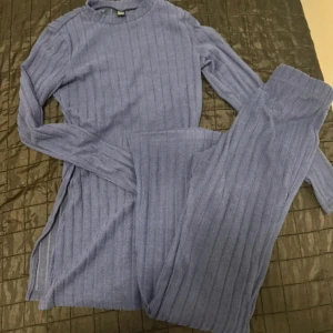 En fin marinblå sett från SHEIN💙 - En jätte fin marinblå sett från SHEIN. Har haft den på mig 3-4 gånger. Priset kan absolut diskuteras.💙