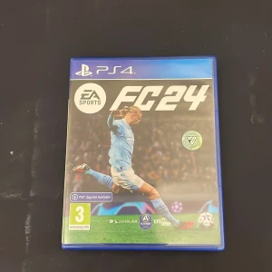 FC24 & FIFA 23 (PS4) - Två populära fotbollsspel för PS4! Perfekt för dig som älskar att bygga ditt drömlag, tävla online och uppleva den senaste fotbollsgrafiken. Båda spelen är kompletta med fodral och skivor – redo för många timmar av action och gemenskap.