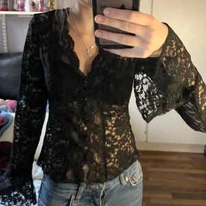 Svart spetströja med v-ringning - En jättefin spets tröja med v-ringning ifrån Gina tricot, använd fåtal gånger, inga defekter! 💞