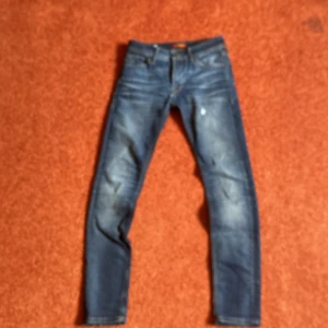Jack & Jones Skinny Liam jeans blå - Snygga blå jeans från Jack & Jones i modellen Skinny Liam. Jeansen har skinny passform, klassisk femficksdesign och är tillverkade i stretchig denim för extra komfort. Perfekta för dig som gillar en smal siluett och stilren look.