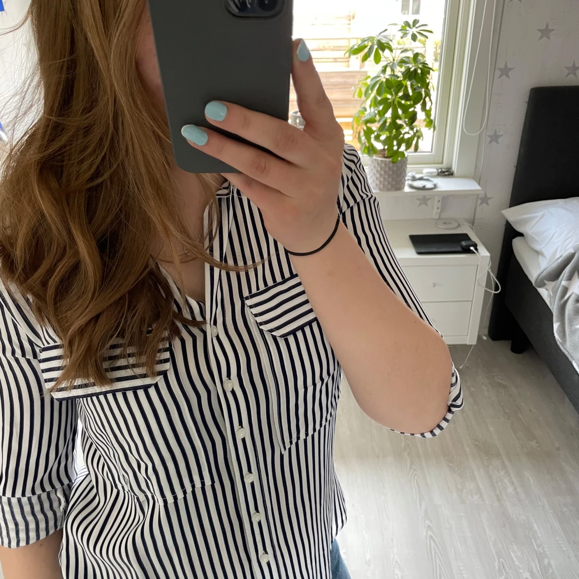 Randig vit och blå skjorta med knappar