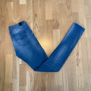 Blå skinny jeans från Replay - Snygga blå skinny dam jeans från Replay med klassisk femficksdesign och Replay-logga vid fickan. Jeansen har en smal passform, normal midja och är tillverkade i stretchigt denim för extra komfort. Perfekta för dig som gillar en slimmad look.