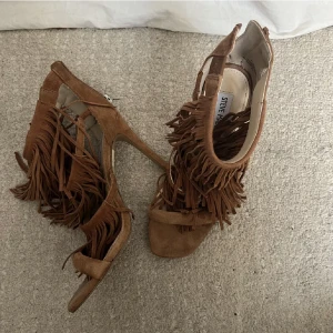 Bruna klackskor Steve madden - Bra skick! Fransskor i mocka