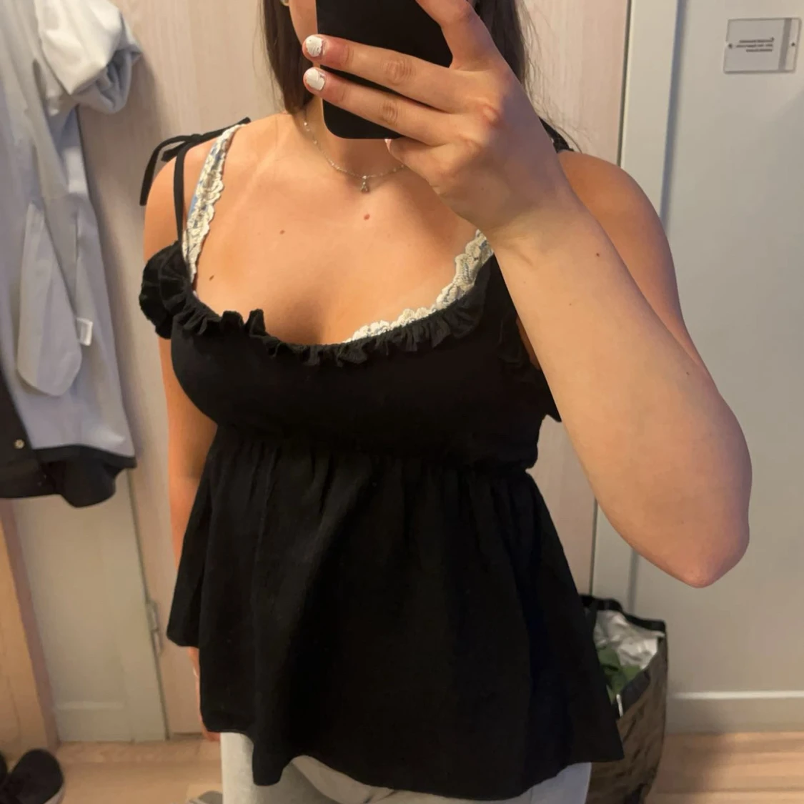 Svart croppad linnetopp med volang - 1