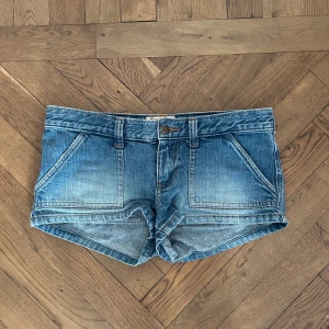 Low waisted shorts - Low waisted jeansshorts från Abercrombie & Fitch. Supersnygga nu till sommaren💕💕  Midjemått: ca 39 cm rakt över 