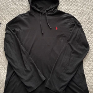 Svart hoodie från Ralph Lauren - Svart hoodie från Ralph Lauren,storlek M funkar också för S.