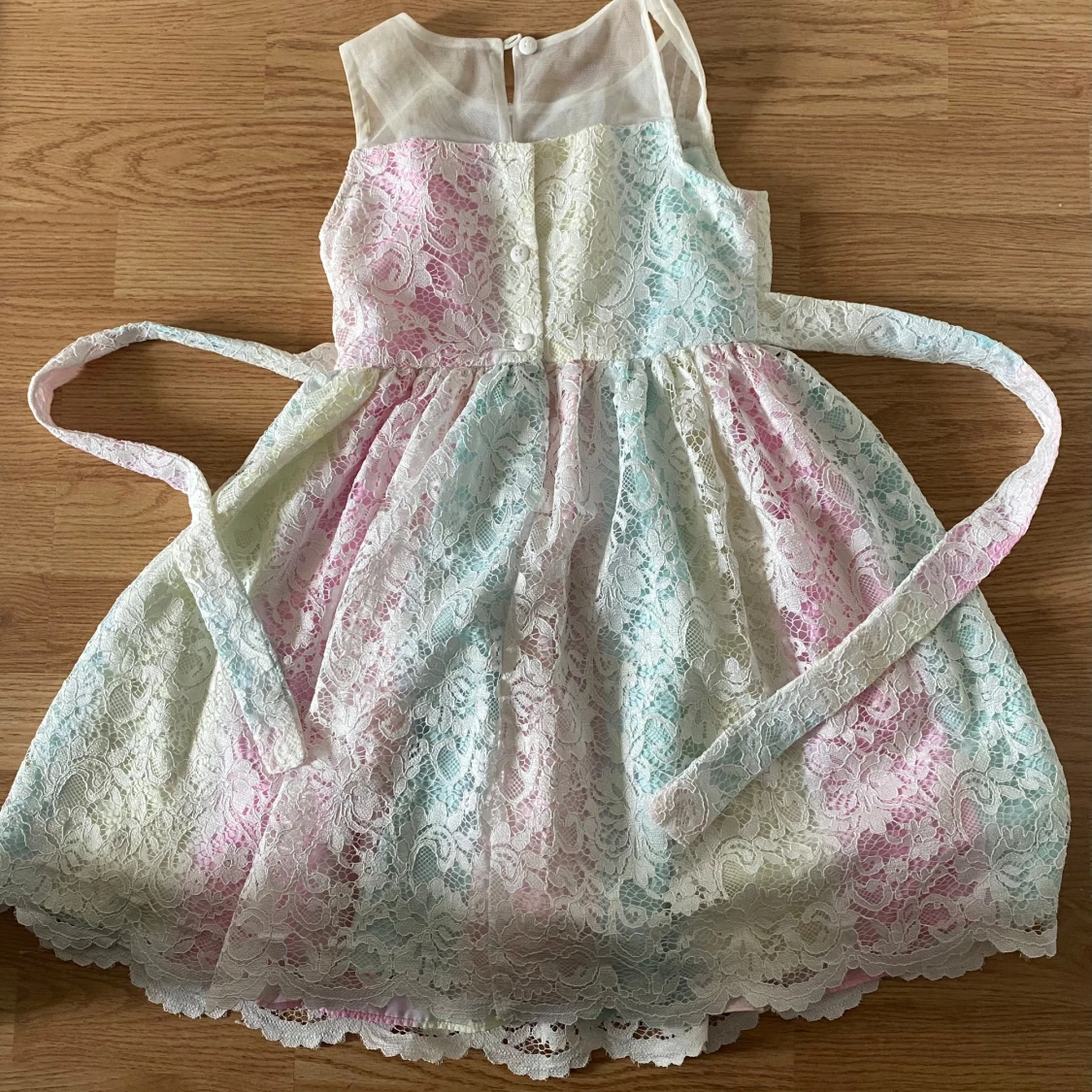 Pastellfärgad spetsklänning från Jona Michelle - 1