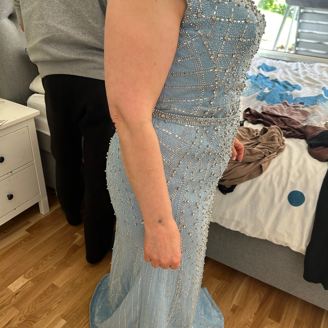 Ljusblå glittrig långklänning med pärldetaljer - 1