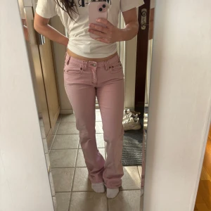 rosa jeans - köpte på plick men har knappt används då de inte riktigt passar. mycket bra skick! midjemått: 38-40cm, innerbenslängd: ca 85cm💕