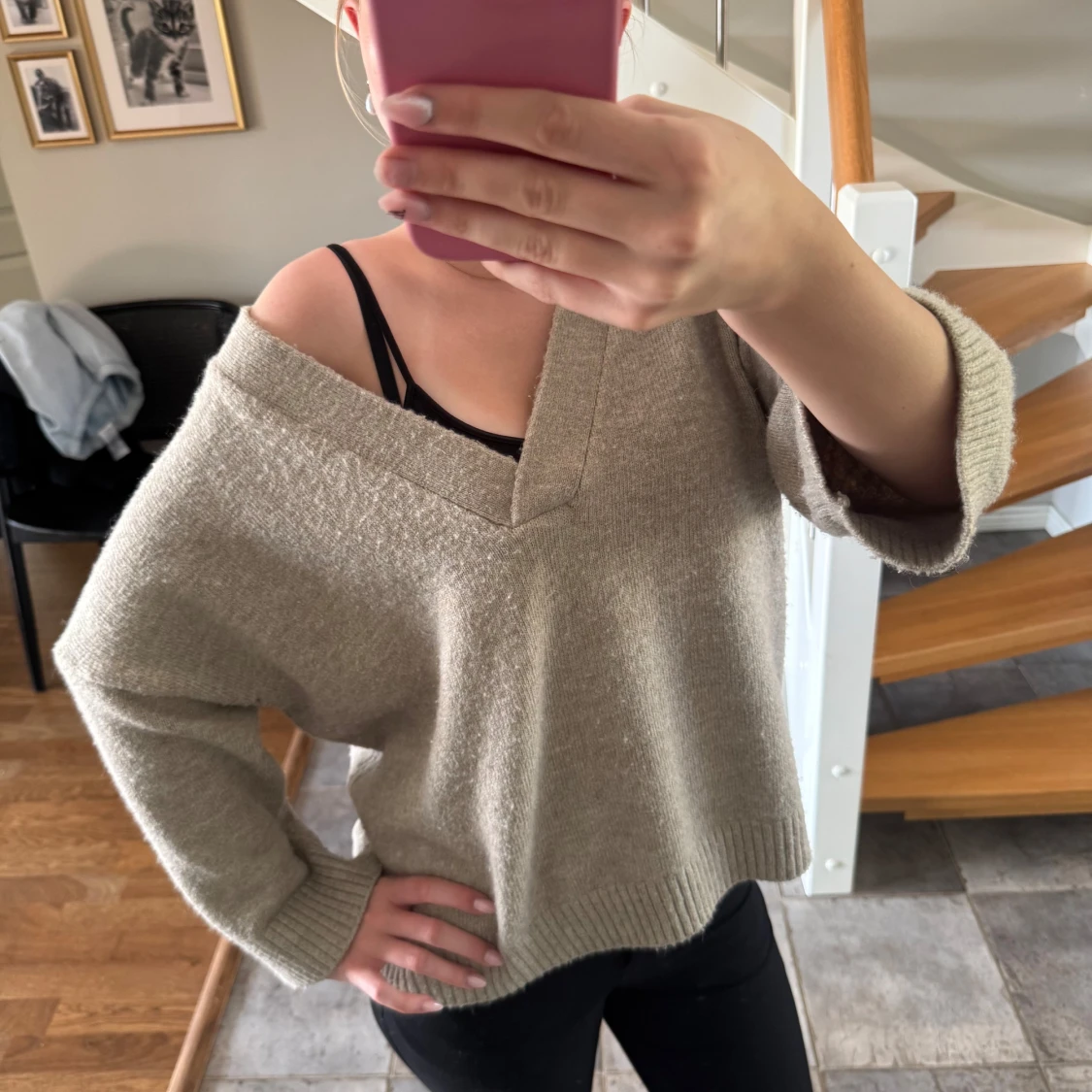 Beige stickad tröja med v-ringning - 2