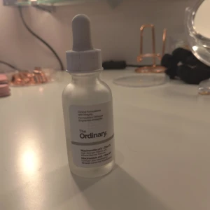 The Ordinary Niacinamide 10% + Zinc 1% serum - The Ordinary Niacinamide 10% + Zinc 1% är ett ansiktsserum i en genomskinlig glasflaska med pipett. Innehåller 30 ml. Perfekt för att minska orenheter och balansera huden. Passar alla hudtyper och är parfymfri. Halva kvar, jag har gjort rent själva grejen som man suger upp serumet och jag inte gjort någonting med serumet.