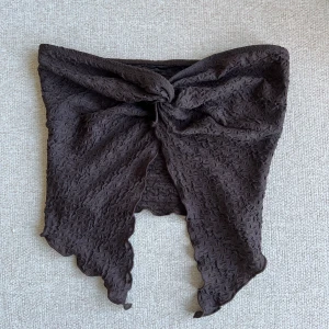 Brun topp - Säljer en brun topp med knyt framtill. Superfin till lite festligare tillfällen!