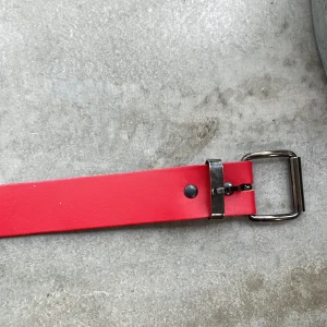 Rött bälte med silverfärgat spänne - Coolt rött skärp, ca 90 cm långt! Bra skick och nästan aldrig använt 