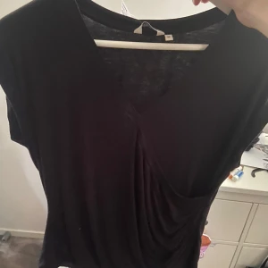 Unik kortärmad tröja  - Snygg och unik tröja som knappt är använd, passar xs-m