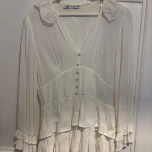 Vit klänning Zara - Vit klänning från Zara. Storlek M men är ganska liten i storlek. Bra skick. Säljer för att den är för liten annars super snygg klänning.