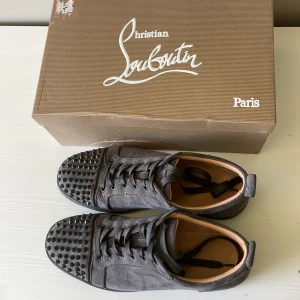 Christian Louboutin Junior spikes Grå - Nu säljer jag dom här tvärfeta skorna då jag har börjat tröttna på dom. Är i ganska bra skick förutom att några av spikarna har lite skrapmärken men kommer självklart med extra spikes.  Ge prisförslag!!. För mer info, pris mm skriv gärna i dm!!💯💯