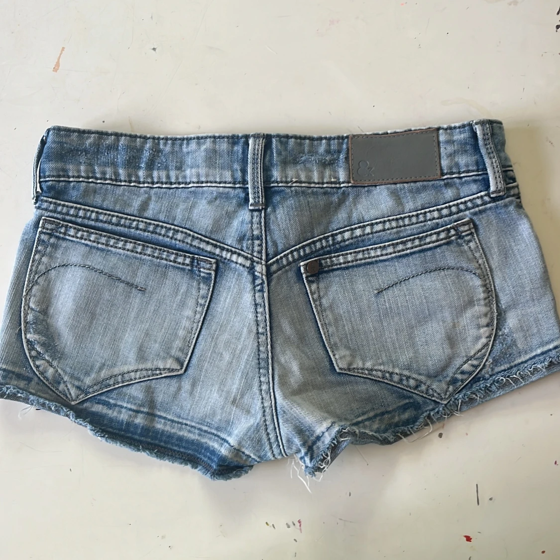 Shorts med slitningar - 1