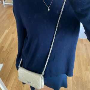 Beige quiltad axelväska från Zadig & Voltaire - Säljer en beige quiltad axelväska från Zadig & Voltaire. Skriv för fler bilder. 