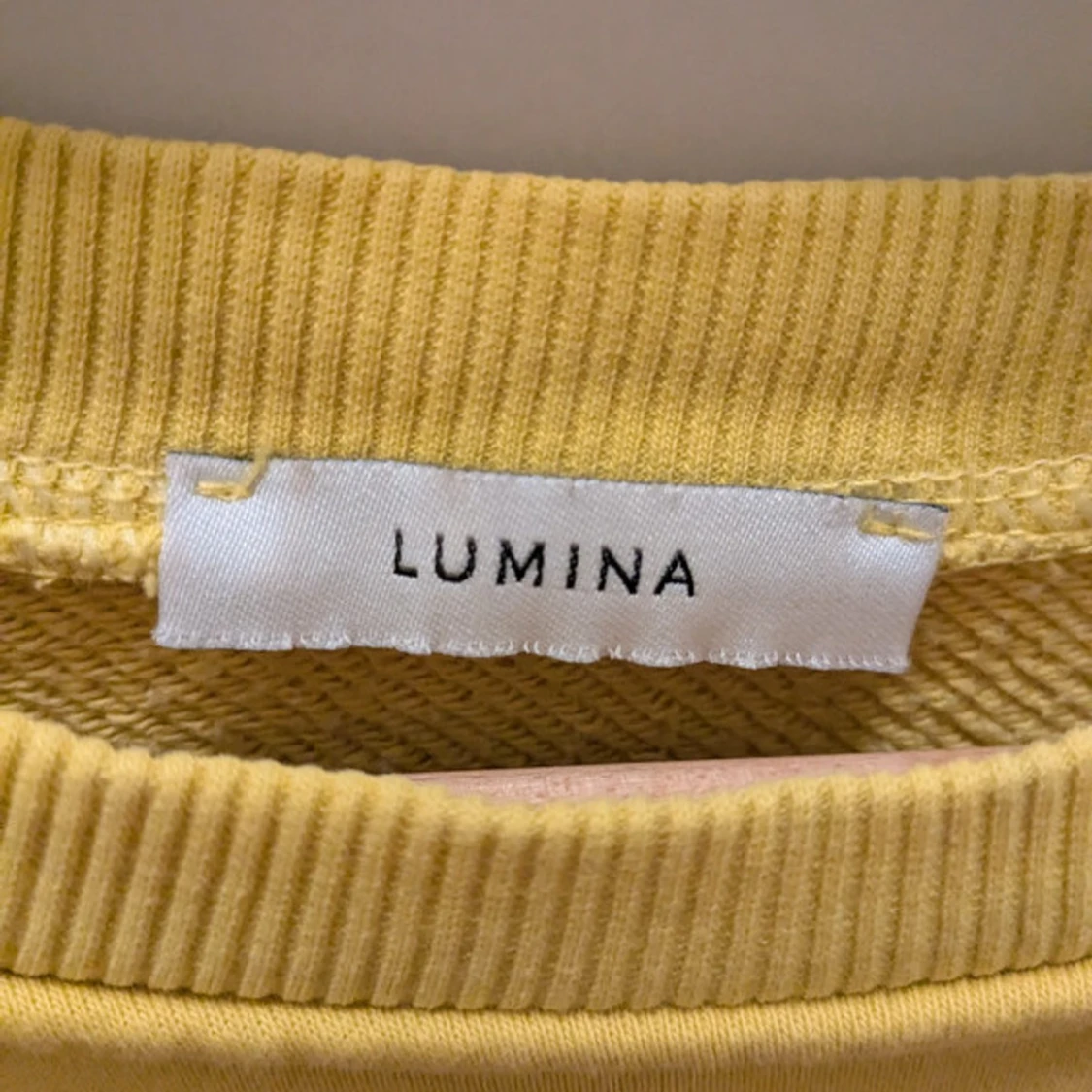 Gul croppad sweatshirt från Lumina - 1