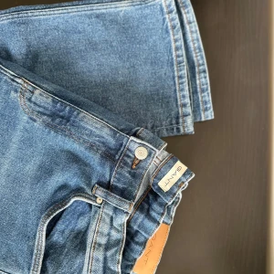 Gant jeans - Gant jeans riktigt sköna nästan helt nya. Perfekt för sommaren, skriv om fler bilder.                               Nypris: 800kr.                                                                        Mitt pris: 400