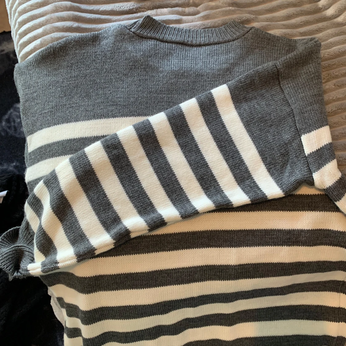 Grå och vit randig stickad tröja